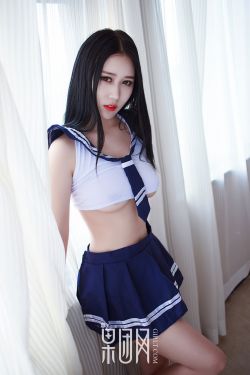 美女裸胸